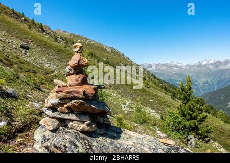 Europa, Österreich, Tirol, Ötztaler Alpen, Sölden, Steinmännchen im Aufstieg zum Brunnenkogelhaus Stockfoto