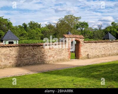 Europa, Deutschland, Sachsen-Anhalt, Ilsenburg, Kloster Drübeck, Benediktinerkloster St. Vitus, 10. Jahrhundert, Kreuzergarten mit Klostermauer Stockfoto