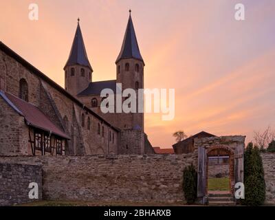 Europa, Deutschland, Sachsen-Anhalt, Ilsenburg, Stift Drübeck, Benediktinerkloster St. Vitus, 10. Jahrhundert, Abendstimmung Stockfoto