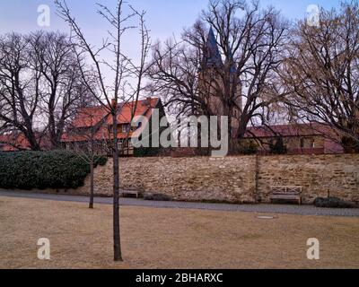 Europa, Deutschland, Sachsen-Anhalt, Ilsenburg, Stift Drübeck, Benediktinerkloster St. Vitus, 10. Jahrhundert, Blick auf alte Linden im Klosterhof Stockfoto