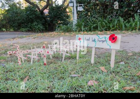 Sydney, Australien 25. April 2020, ANZAC Day: An einem Tag, an dem sich die Australier und Neuseeländer an die Opfer von Dienstleuten in vergangenen Konflikten erinnern, befindet sich auf dem Fußweg im Vorort Gordon in Sydney eine Miniatur-Gedenkstätte. Normalerweise würde es Massenerinnerungsdienste geben, die eine Dämmerung über den zwei Ländern beginnen, aber in Australien wurde Leuten gesagt, zu Hause zu bleiben und ihre Helden auf unterschiedliche Weise zu erinnern. Diese Geste des Fußweges ist einer dieser Wege. Credit Stephen Dwyer, Alamy News Stockfoto