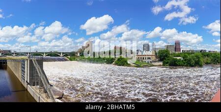 Panoramablick auf Lock and Dam #1 am Mississippi River bei St. Anthony Falls in Minneapollis, Minnesota Stockfoto