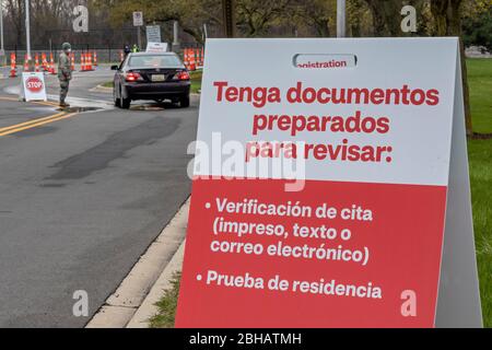 Dearborn, Michigan, USA. April 2020. Drive-though-Tests auf Covid-19-Viren an einem Prüfstandort der CVS-Apotheke. Die Seite verspricht Ergebnisse in 15 Minuten. Die Anweisungen für die Fahrer wurden in Spanisch und Englisch veröffentlicht. Kredit: Jim West/Alamy Live News Stockfoto