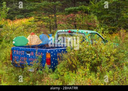 Kanada, Nova Scotia, Murphys Cove, Volkskunst und lackiert Pickup Truck Stockfoto