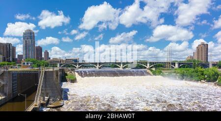 Panoramablick auf Lock and Dam #1 am Mississippi River bei St. Anthony Falls in Minneapollis, Minnesota Stockfoto