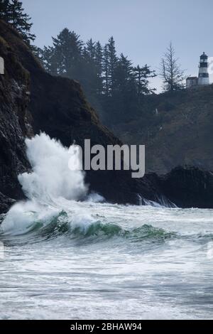 Wave trifft Klippe, Cape Disappointment State Park, Washington, USA Stockfoto