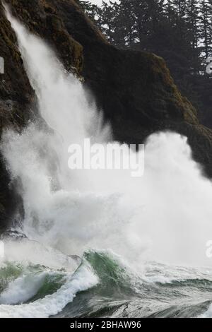 Wave trifft Klippe, Cape Disappointment State Park, Washington, USA Stockfoto