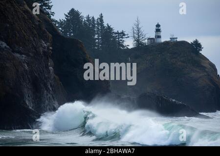 Wave trifft Klippe, Cape Disappointment State Park, Washington, USA Stockfoto