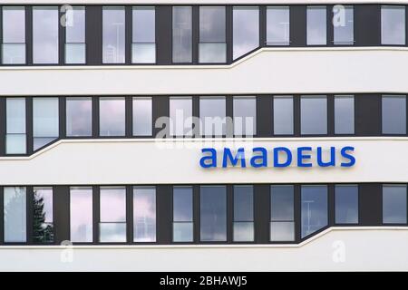 Das Logo der Firma Amadeus Germany GmbH an der Fassade eines Geschäftsgebäudes in Bad Homburg. Stockfoto