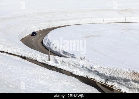 Auto auf einer Haarnadelkurve entlang der großglockner Hochalpenstraße, Nationalpark hohe Tauern, Salzburger Land, Österreich, Europa Stockfoto