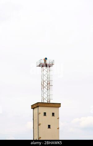 Eine stillgelegte Wachturm mit einem Flutlicht auf einem stillgelegten Flughafen. Stockfoto
