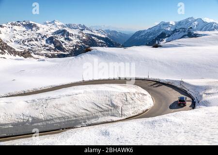 Auto auf einer Haarnadelkurve entlang der großglockner Hochalpenstraße, Nationalpark hohe Tauern, Salzburger Land, Österreich, Europa Stockfoto