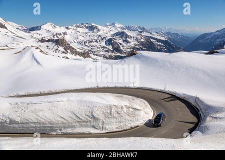 Auto auf einer Haarnadelkurve entlang der großglockner Hochalpenstraße, im Hintergrund der höchste Punkt, die edelweisspitze, Nationalpark hohe Tauern, Salzburger Land, Österreich, Europa Stockfoto