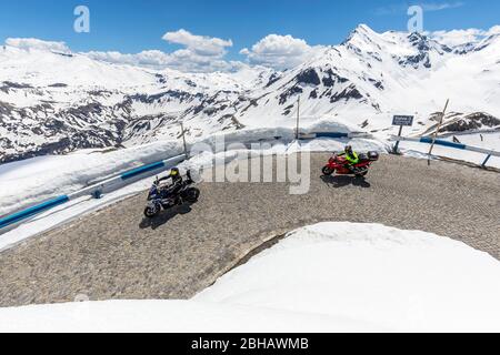 Zwei Motorradfahrer an der Haarnadelkurve 3 von der Edelweißspitze, Großglockner Hochalpenstraße, Nationalpark hohe Tauern, Salzburger Land, Österreich, Europa Stockfoto