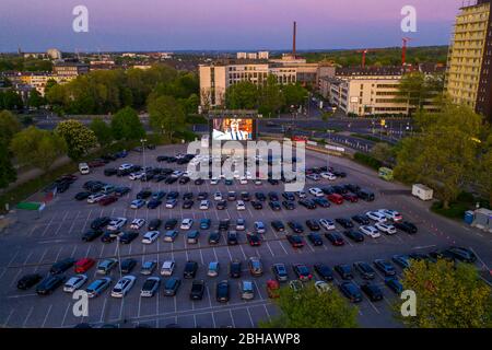 Temporäres Drive-in Kino, auf dem Parkplatz vor der Messe Essen, Grugahalle, große LED-Leinwand, im Stadtteil RŸttenscheid, Effekte der Th Stockfoto