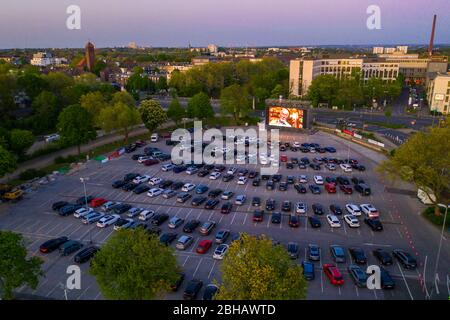 Temporäres Drive-in Kino, auf dem Parkplatz vor der Messe Essen, Grugahalle, große LED-Leinwand, im Stadtteil RŸttenscheid, Effekte der Th Stockfoto