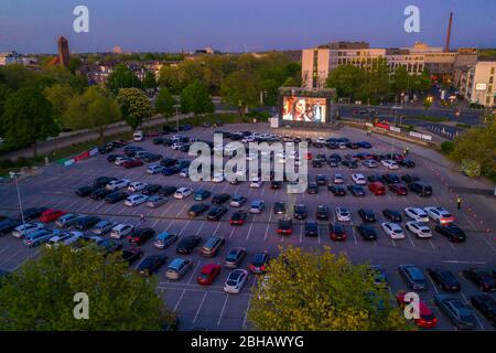 Temporäres Drive-in Kino, auf dem Parkplatz vor der Messe Essen, Grugahalle, große LED-Leinwand, im Stadtteil RŸttenscheid, Effekte der Th Stockfoto
