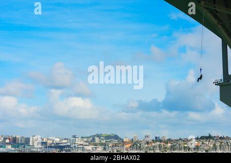 Bungee Jumping von der Harbour Bridge, Auckland, Nordinsel, Neuseeland, Stockfoto