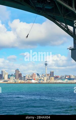 Bungee Jumping von der Harbour Bridge, Auckland, Nordinsel, Neuseeland, Stockfoto