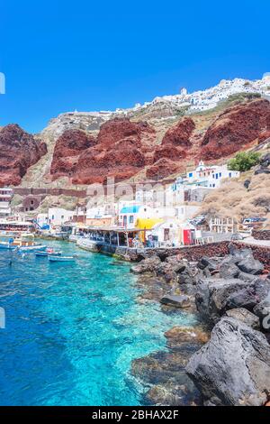 Ammoudi Fischerdorf von Oia Dorf auf der Klippe oben, Oia, Santorini, Kykladen Inseln, Griechenland überblickt Stockfoto