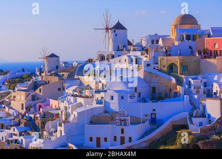 Das Dorf Oia, Oia, Santorini, Kykladen, Griechenland Stockfoto