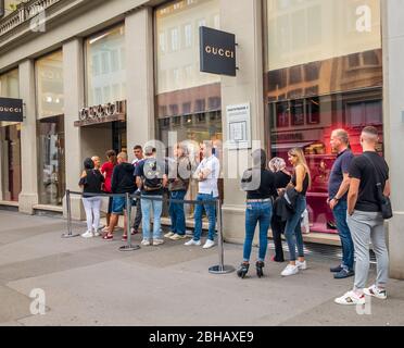 Zürich, Schweiz - 13. August 2019: Käufer warten während der Verkaufszeit auf den Besuch des Gucci-Stores Stockfoto