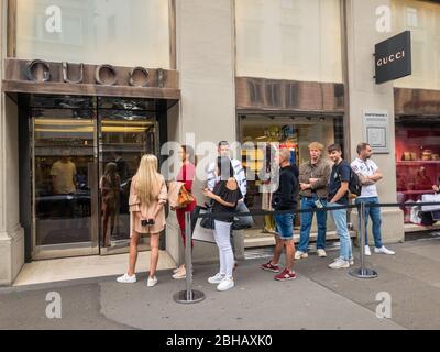 Zürich, Schweiz - 13. August 2019: Käufer warten während der Verkaufszeit auf den Besuch des Gucci-Stores Stockfoto