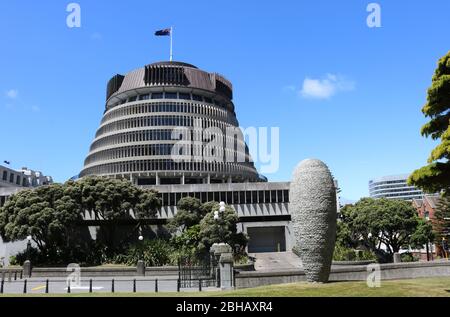 Tuahu, Teil von Kaiwhakatere: The Navigator, eine Skulptur von Brett Graham vor dem Beehive, einem der Regierungsgebäude in Wellington, NZ. Stockfoto