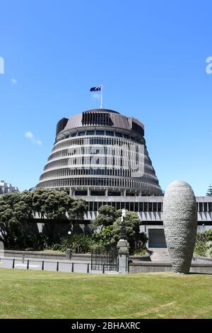 Tuahu, Teil von Kaiwhakatere: The Navigator, eine Skulptur von Brett Graham vor dem Beehive, einem der Regierungsgebäude in Wellington, NZ. Stockfoto