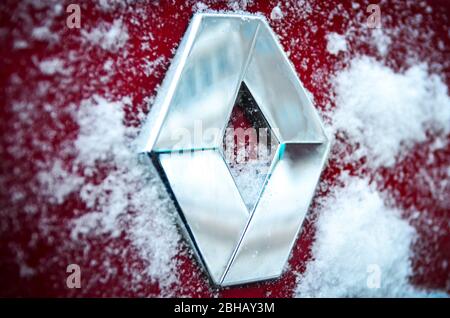 CHEREPOVETS, RUSSLAND - 26. DEZEMBER 2018: Nahaufnahme des Renault-Logos im Schnee auf einem Auto. Renault ist ein großer französischer Automobilhersteller. Stockfoto