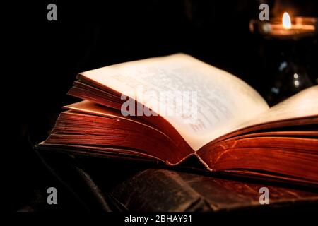 Offene Bibel auf einem Tisch Stockfoto