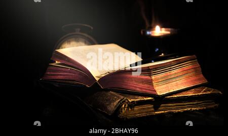 Alte Bücher auf Vintage-Hintergrund Stockfoto