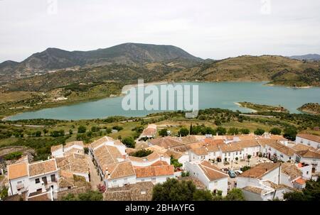 Spanien, Andalusien, Zahara de la Sierra, Blick über das Dorf mit dem Stausee El Gastor Stockfoto