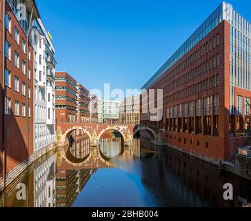 Deutschland, Hamburg, Bleichenflotte mit Ellerntorbrücke, rechts der Fleethof. Stockfoto