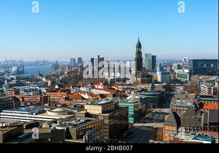 Deutschland, Hamburg, Blick vom Turm der Kirchenruine St. Nikolai auf die Kirche St. Michaelis und die tanzenden Türme. Stockfoto