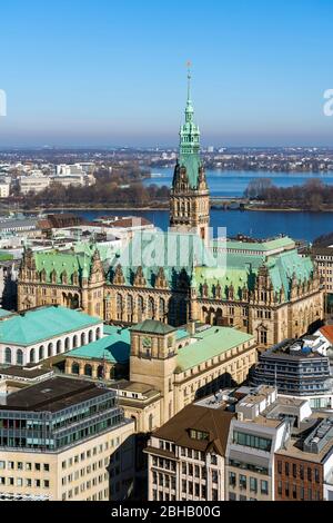 Deutschland, Hamburg, Blick vom Turm der Kirchenruine St. Nikolai über das Rathaus zur Binnenalster und Aussenalster Stockfoto