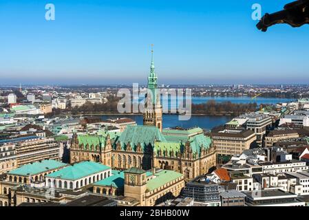 Deutschland, Hamburg, Blick vom Turm der Kirchenruine St. Nikolai über das Rathaus zur Binnenalster und Aussenalster Stockfoto