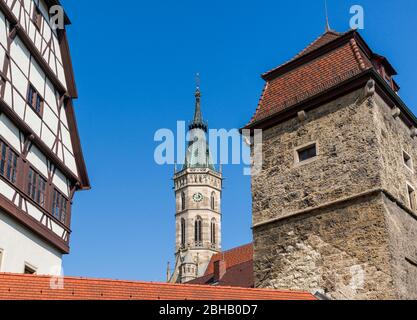 Deutschland, Baden-Württemberg, Bad Urach, Turm der Stiftskirche St. Amandus, zwischen Burg und Torturm Stockfoto