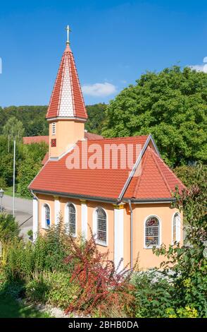 Deutschland, Baden-Württemberg, Schelklingen - Schmiechen, privat 'Heilig Kreuz Kapelle' die Kapelle befindet sich in der Fabrikstraße. Täglich geöffnet. Stockfoto