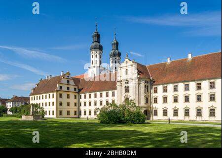 Deutschland, Baden-Württemberg, Obermarchtal, ehemaliges Prämonstratenser-Kloster Obermarchtal. Die Stiftskirche St. Peter und Paul wurde 2001 zum Dom erhoben. Stockfoto