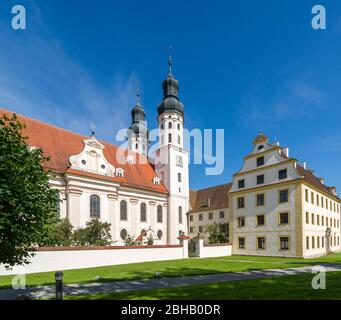 Deutschland, Baden-Württemberg, Obermarchtal, ehemaliges Prämonstratenser-Kloster Obermarchtal. Die Stiftskirche St. Peter und Paul wurde 2001 zum Dom erhoben. Stockfoto