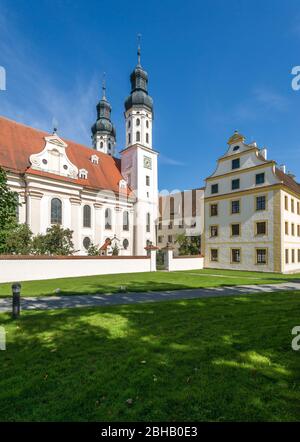 Deutschland, Baden-Württemberg, Obermarchtal, ehemaliges Prämonstratenser-Kloster Obermarchtal. Die Stiftskirche St. Peter und Paul wurde 2001 zum Dom erhoben. Stockfoto