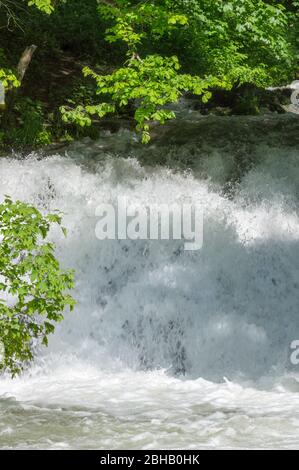 Deutschland, Baden-Württemberg, Hayingen - Anhausen, am Hohen Gießel fällt der lauter über eine 4m hohe Tuffbar. Stockfoto