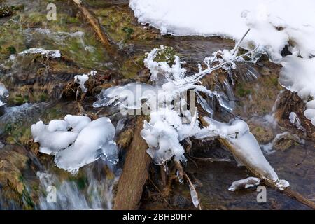 Deutschland, Baden-Württemberg, Bad Urach, Eisformationen in Brühlbach Stockfoto