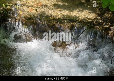 Deutschland, Baden-Württemberg, Lenningen-Gutenberg, Kalkinterterrasse im Donntal bei Gutenberg im Biosphärenreservat Schwäbische Alb Der Donnbach liegt im Naturschutzgebiet Oberes Lenninger Tal. Stockfoto