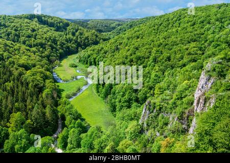 Deutschland, Baden-Württemberg, Hayingen-Anhausen. Mäander der lauter im Naturschutzgebiet Grosser Lautertal im Biosphärenreservat Schwäbische Alb Blick von der Ruine Wartstein ins Tal. Stockfoto