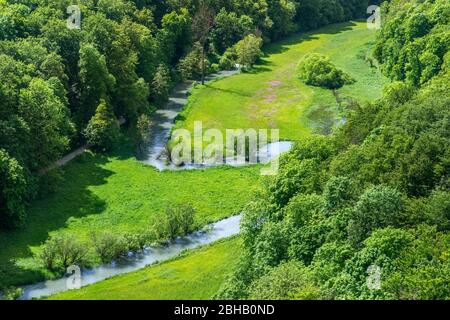 Deutschland, Baden-Württemberg, Hayingen-Anhausen. Mäander der lauter im Naturschutzgebiet Grosser Lautertal unterhalb der Ruine Wartstein im Biosphärenreservat Schwäbische Alb Stockfoto