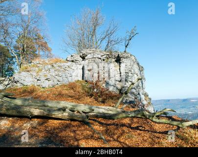 Deutschland, Baden-Württemberg, Albstadt - Onstmettingen, Hängestein auf dem Raichberg Stockfoto