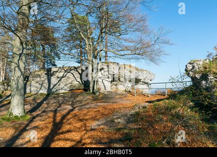 Deutschland, Baden-Württemberg, Albstadt - Onstmettingen, Hängestein auf dem Raichberg Stockfoto