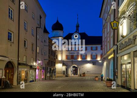 Deutschland, Bayern, Oberbayern, Rosenheim, Stadtmuseum, Mittertor, Max-Josefs-Platz, abends beleuchtet Stockfoto